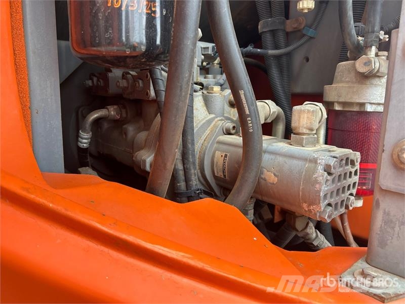 Hitachi ZX135US-5 Tracked Excavator Kāpurķēžu ekskavatori