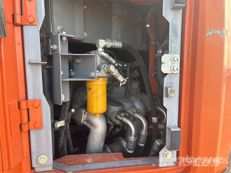 Hitachi ZX225USLC-6 Telakaivukoneet