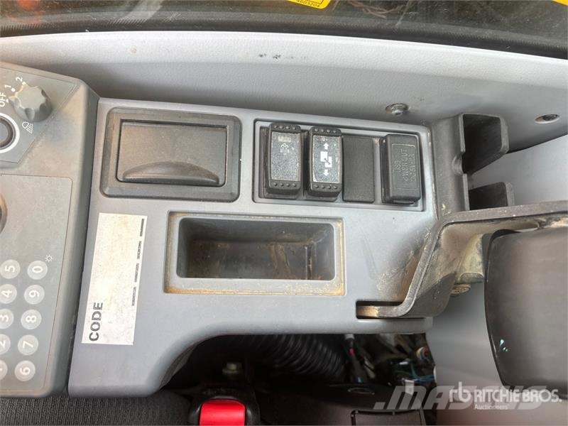Hitachi ZX225USLC-6 Vikšriniai ekskavatoriai