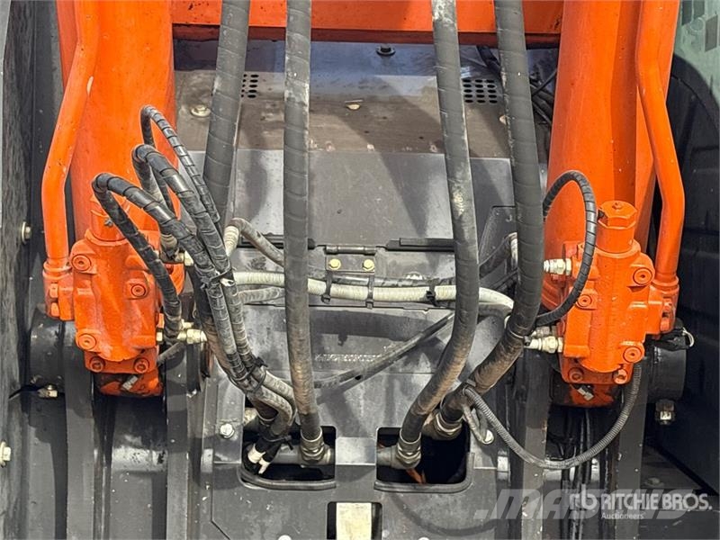 Hitachi ZX225USLC-6 Telakaivukoneet