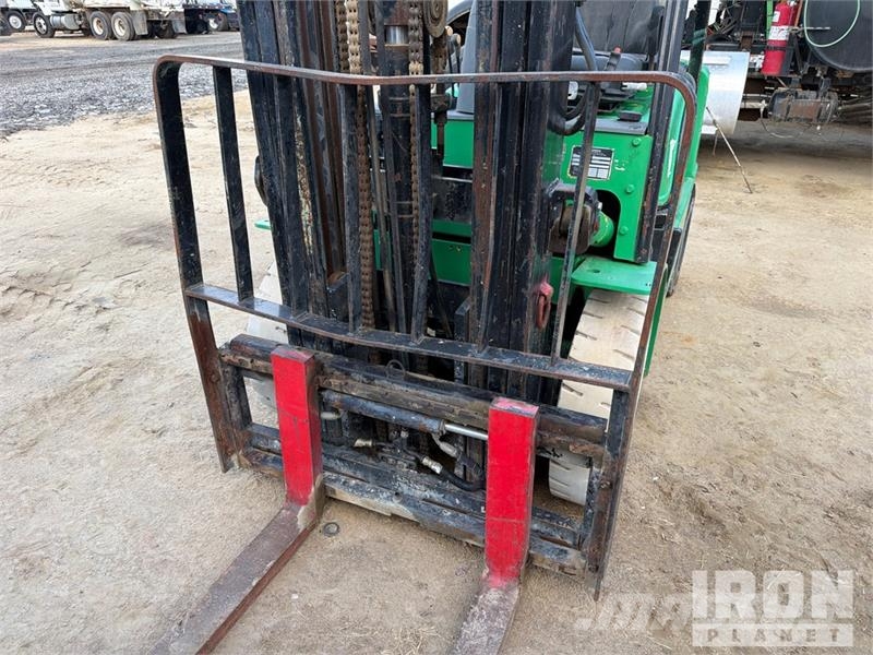 Hyundai 25L-7A 3340 lb Cushion Tire Forklift (Inoperable) Autokrāvēji - citi