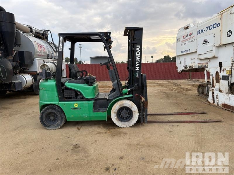 Hyundai 25L-7A 3340 lb Cushion Tire Forklift (Inoperable) Autokrāvēji - citi