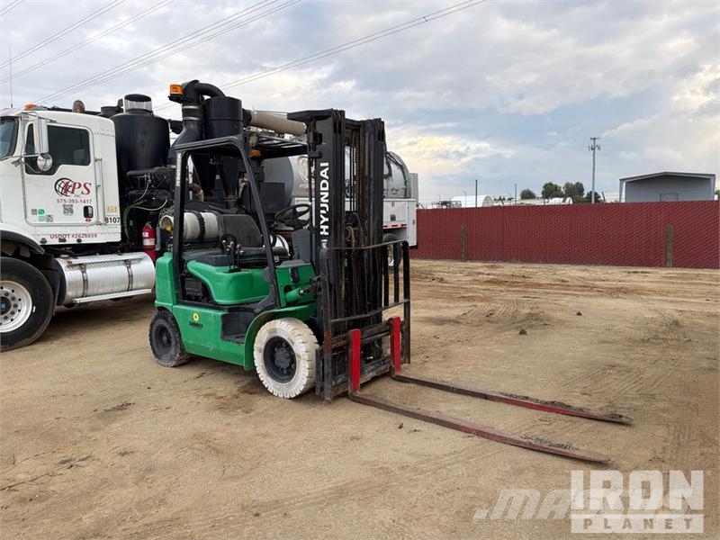 Hyundai 25L-7A 3340 lb Cushion Tire Forklift (Inoperable) Autokrāvēji - citi