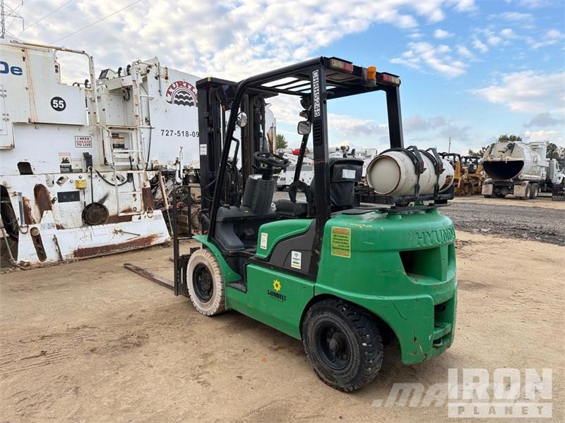 Hyundai 25L-7A 3340 lb Cushion Tire Forklift (Inoperable) Autokrāvēji - citi