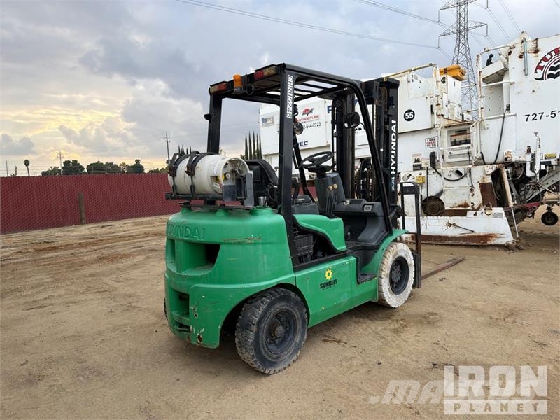 Hyundai 25L-7A 3340 lb Cushion Tire Forklift (Inoperable) Autokrāvēji - citi