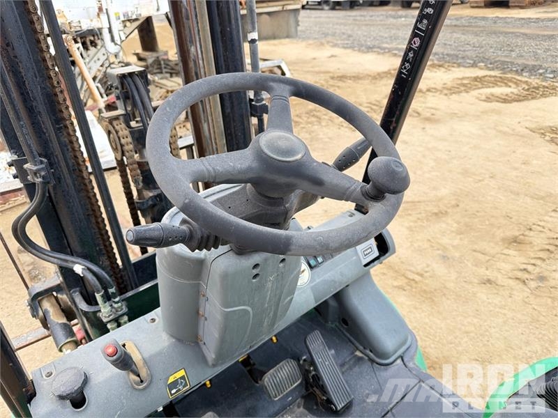 Hyundai 25L-7A 3340 lb Cushion Tire Forklift (Inoperable) Autokrāvēji - citi