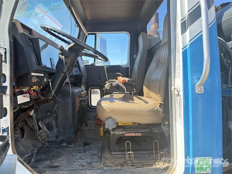 International 2574 Saug- und Druckwagen