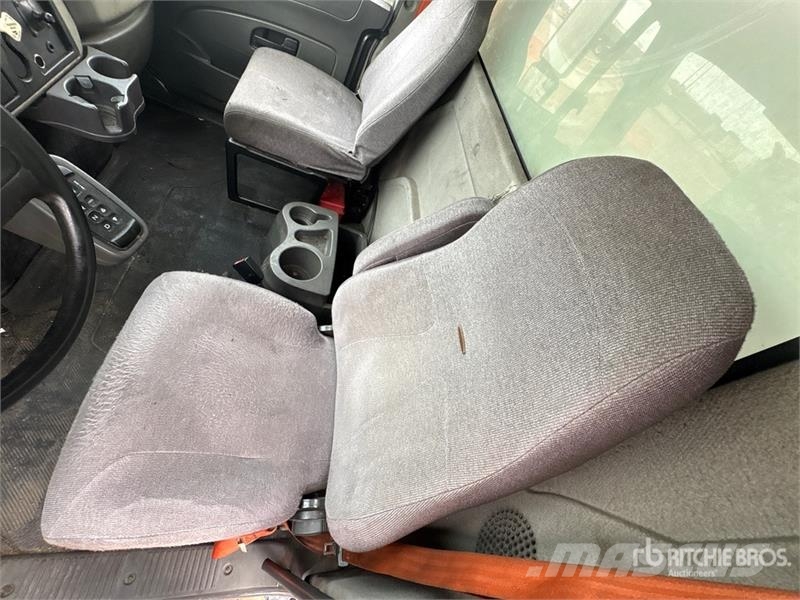 International 4000 4x2 Moving Van Truck Sunkvežimiai su dengtu kėbulu