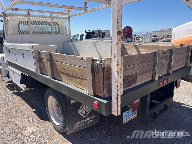International 4000 4x2 Flatbed Truck Platformas/izkraušana no sāniem