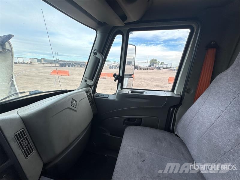 International 4000 4x2 Moving Van Truck Sunkvežimiai su dengtu kėbulu
