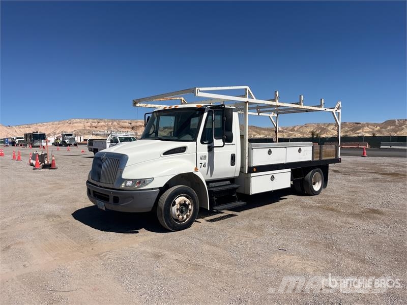 International 4000 4x2 Flatbed Truck Platformas/izkraušana no sāniem