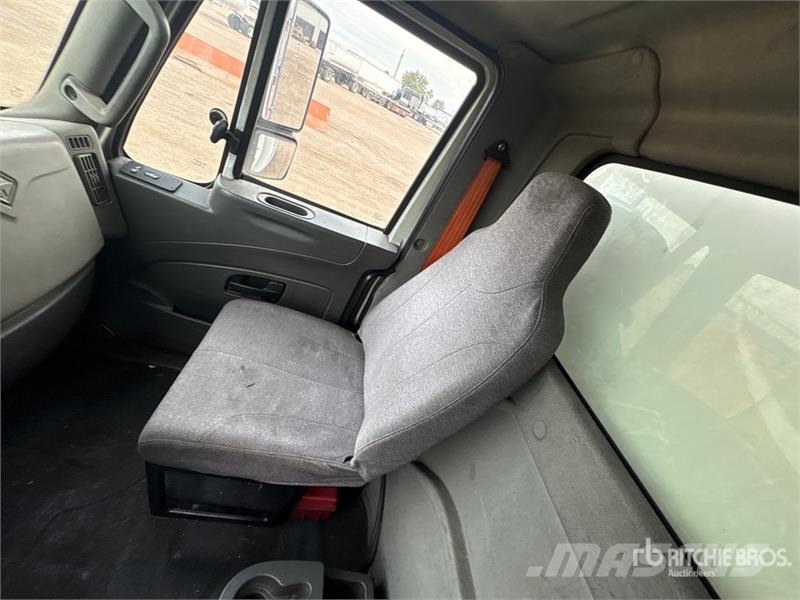 International 4000 4x2 Moving Van Truck Sunkvežimiai su dengtu kėbulu