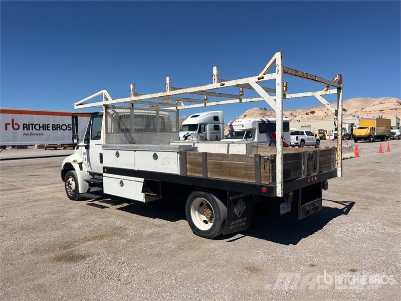 International 4000 4x2 Flatbed Truck Platformas/izkraušana no sāniem