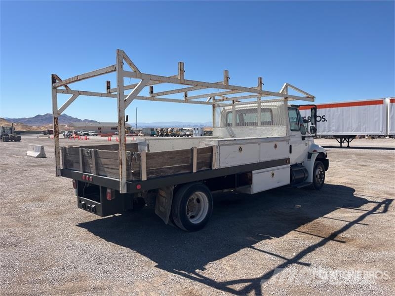 International 4000 4x2 Flatbed Truck Platformas/izkraušana no sāniem