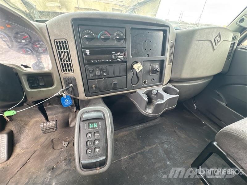 International 4000 4x2 Moving Van Truck Sunkvežimiai su dengtu kėbulu