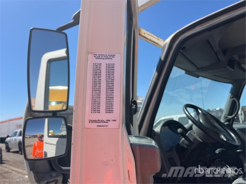 International 4000 4x2 Flatbed Truck Platformas/izkraušana no sāniem