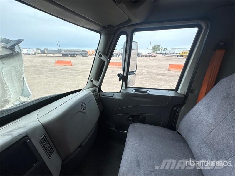 International 4000 Van Truck Furgons