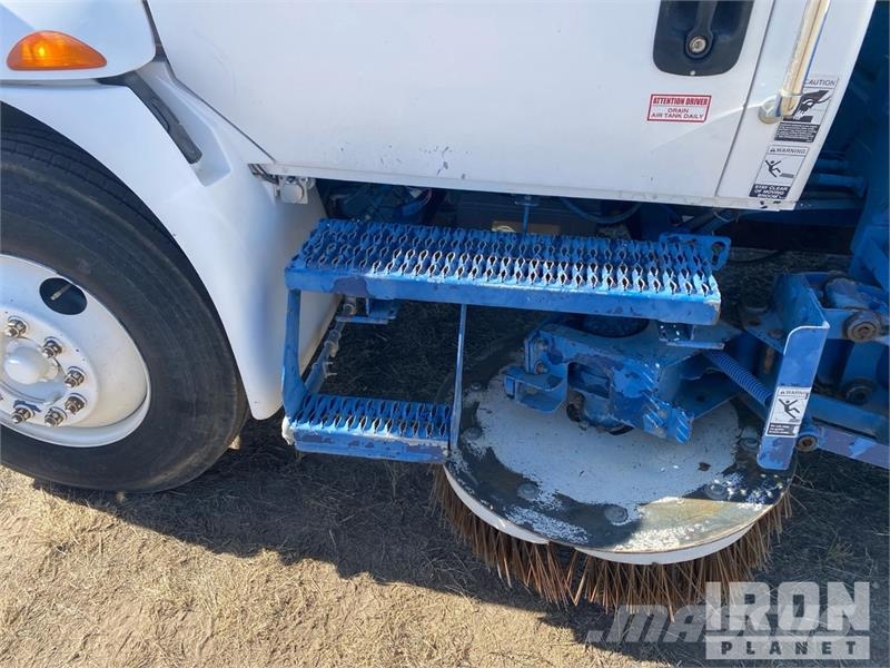 International 4200 Pometalni stroji