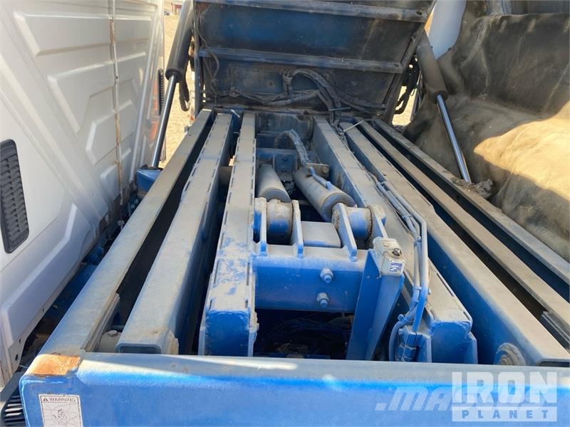 International 4200 Pometalni stroji