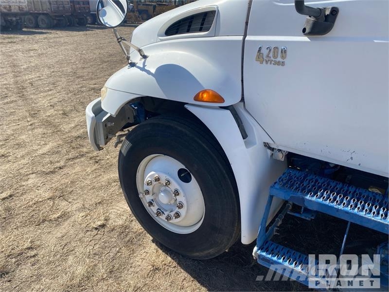 International 4200 Pometalni stroji