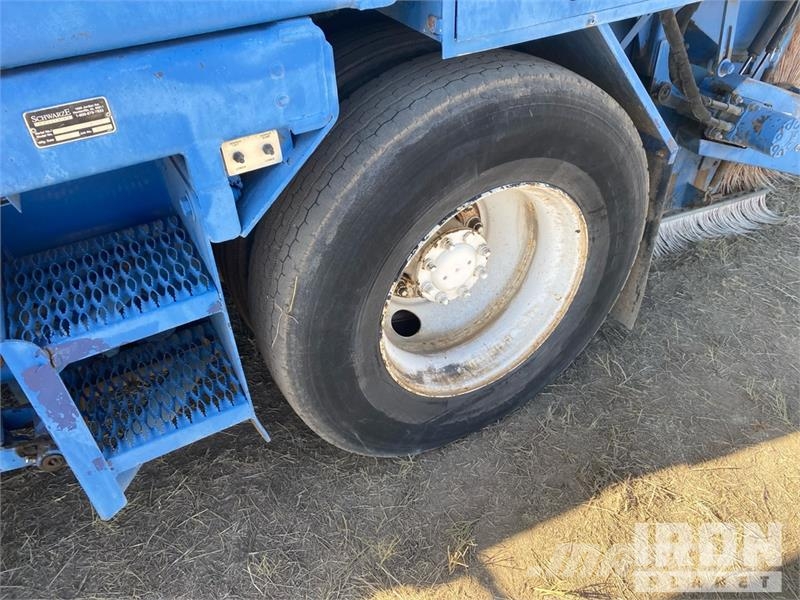 International 4200 Pometalni stroji