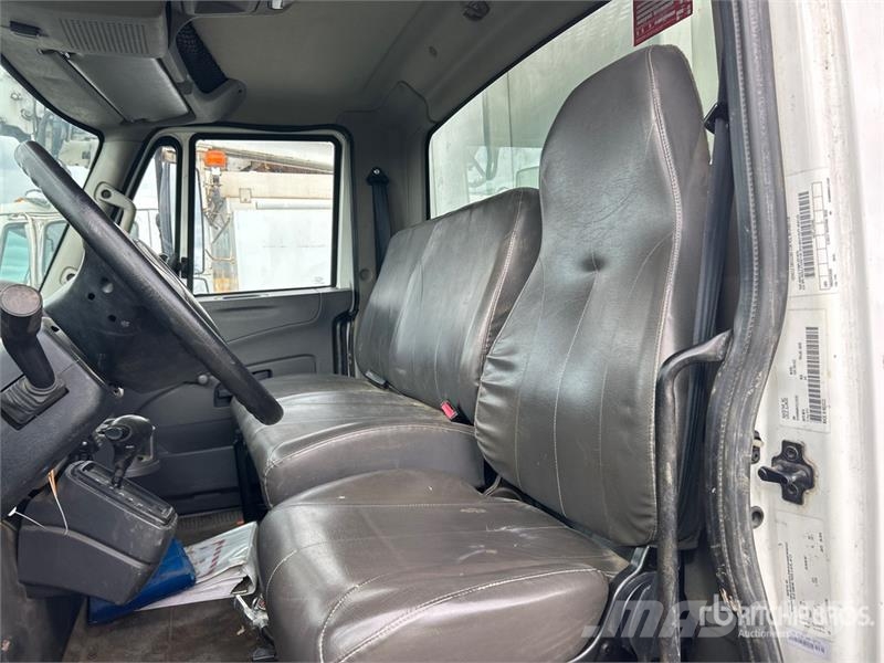 International 4300 Vieglais kravas automobilis/izkraušana no sāniem