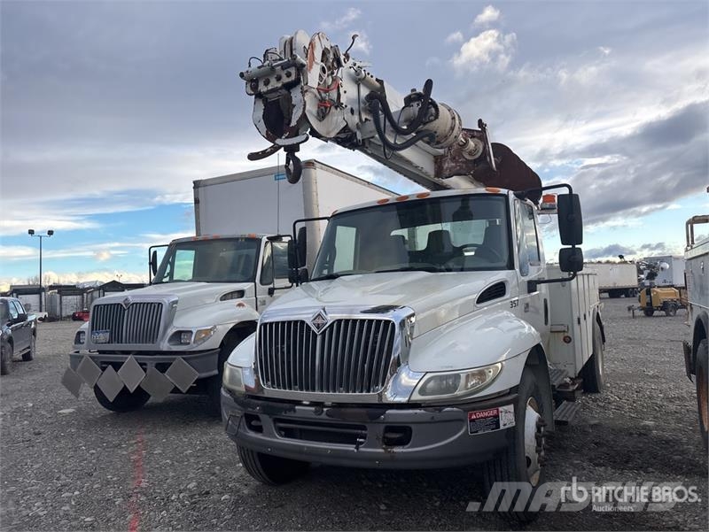 International 4300 Mobilās urbšanas platformu automašīnas