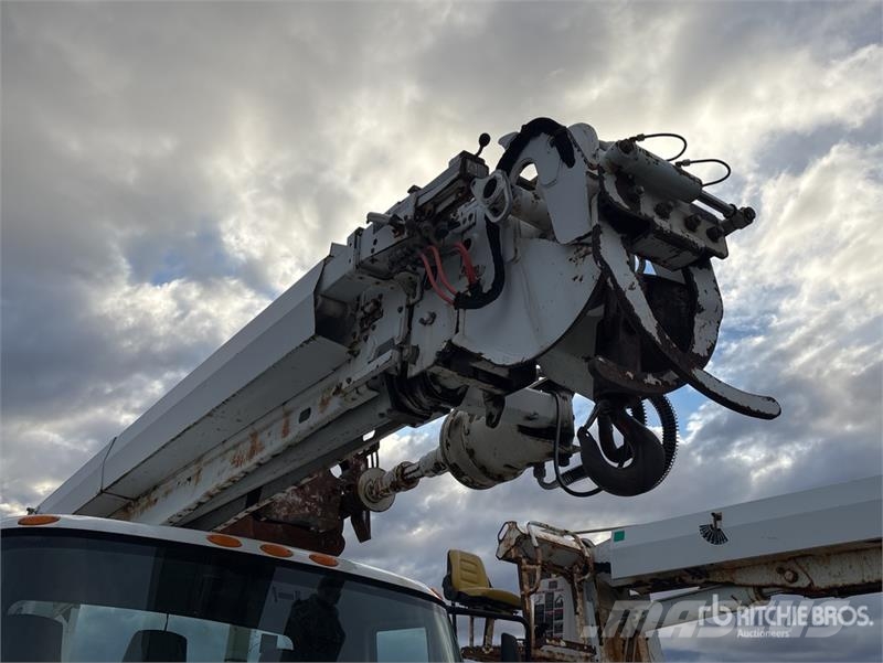 International 4300 Mobilās urbšanas platformu automašīnas