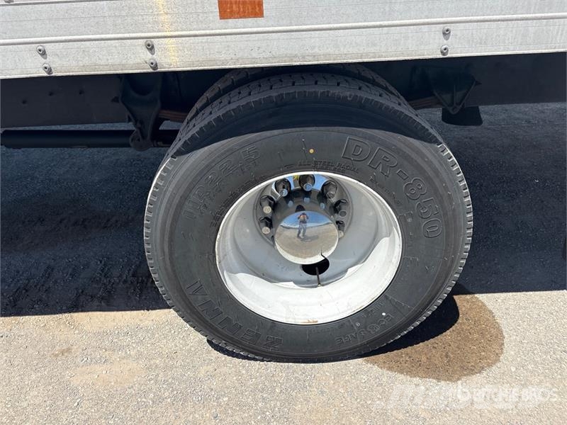 International 4300 شاحنات ذات هيكل صندوقي