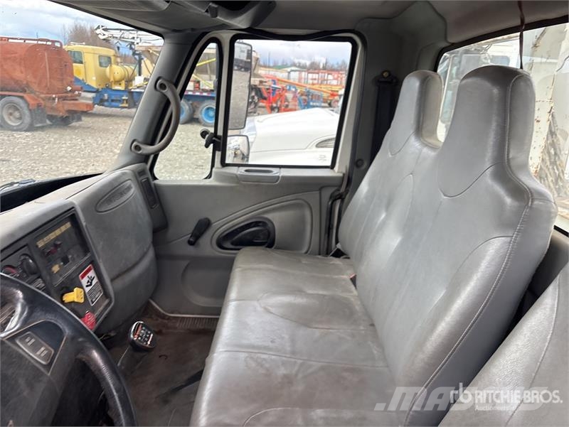 International 4300 Mobilās urbšanas platformu automašīnas