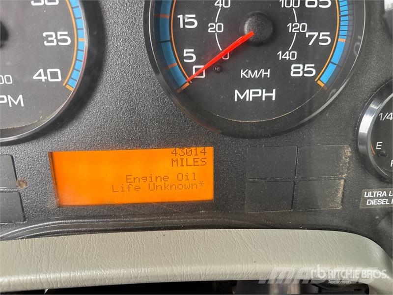 International 4300 Auto-tanques