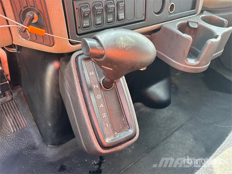 International 4300 Camiones con caja de remolque