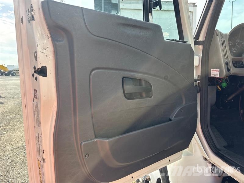 International 4300 Camiones con caja de remolque