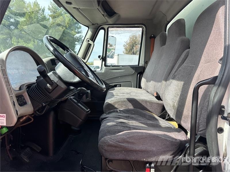 International 4300 Camiones con caja de remolque
