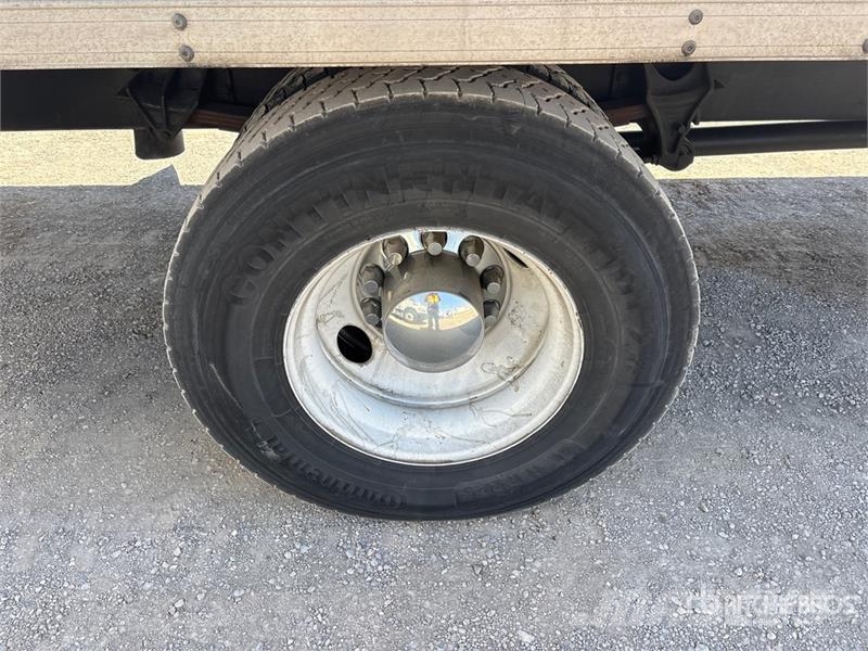 International 4300 شاحنات ذات هيكل صندوقي