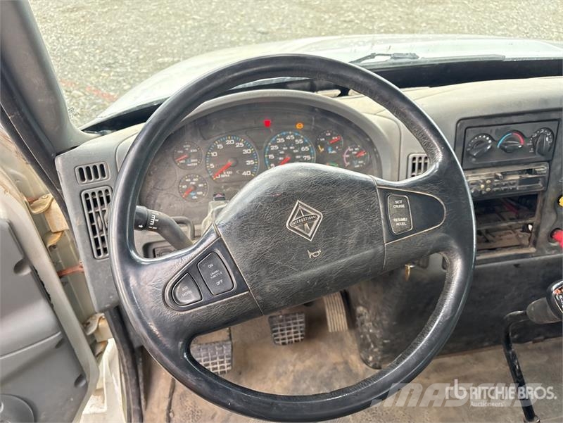 International 4300 Mobilās urbšanas platformu automašīnas