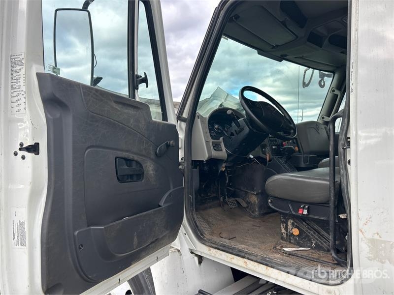 International 4300 Vieglais kravas automobilis/izkraušana no sāniem