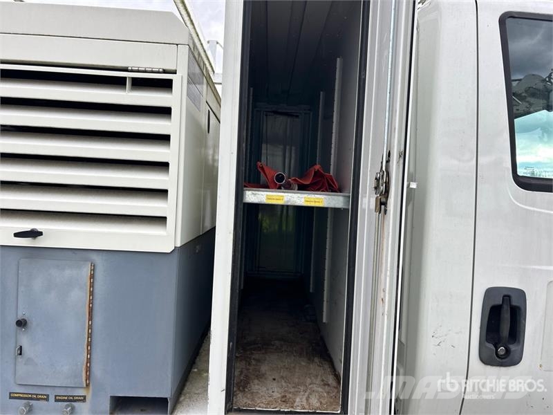 International 4300 Vieglais kravas automobilis/izkraušana no sāniem