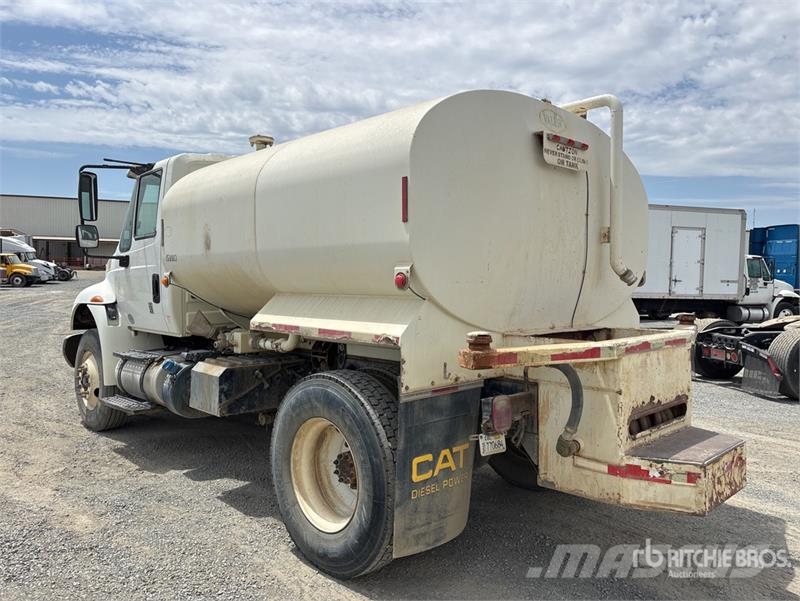 International 4300 Auto-tanques
