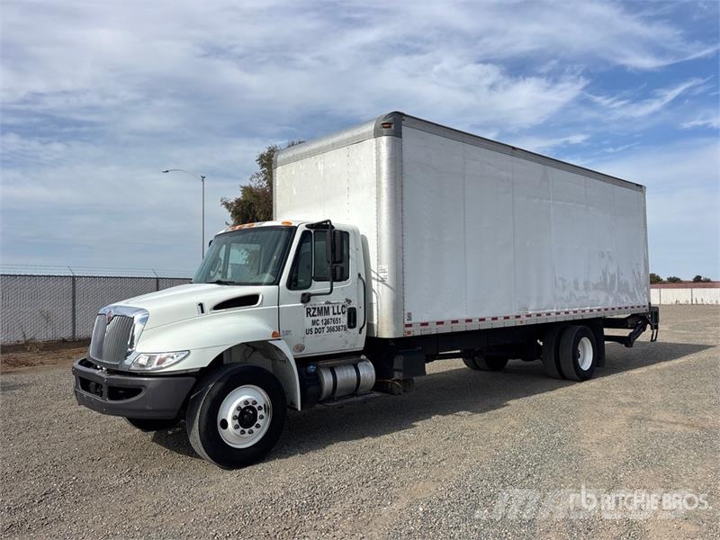 International 4300 Camiones con caja de remolque