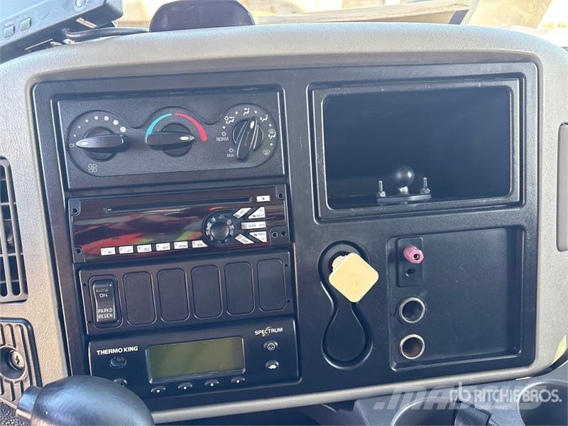 International 4300 冷凍冷蔵車