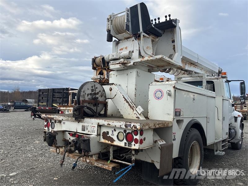 International 4300 Mobilās urbšanas platformu automašīnas