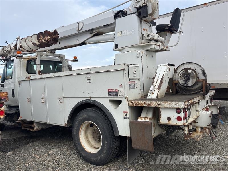International 4300 Mobilās urbšanas platformu automašīnas
