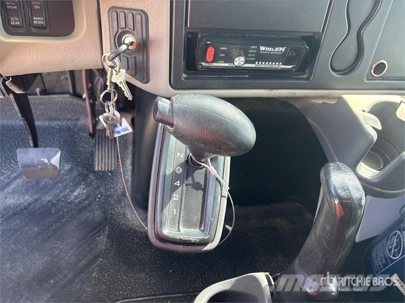 International 4300 شاحنات مزدوجة / خلخلة