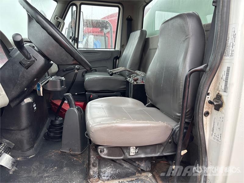 International 4300 Auto-tanques
