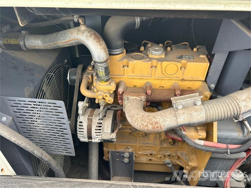 International 4300 Vieglais kravas automobilis/izkraušana no sāniem