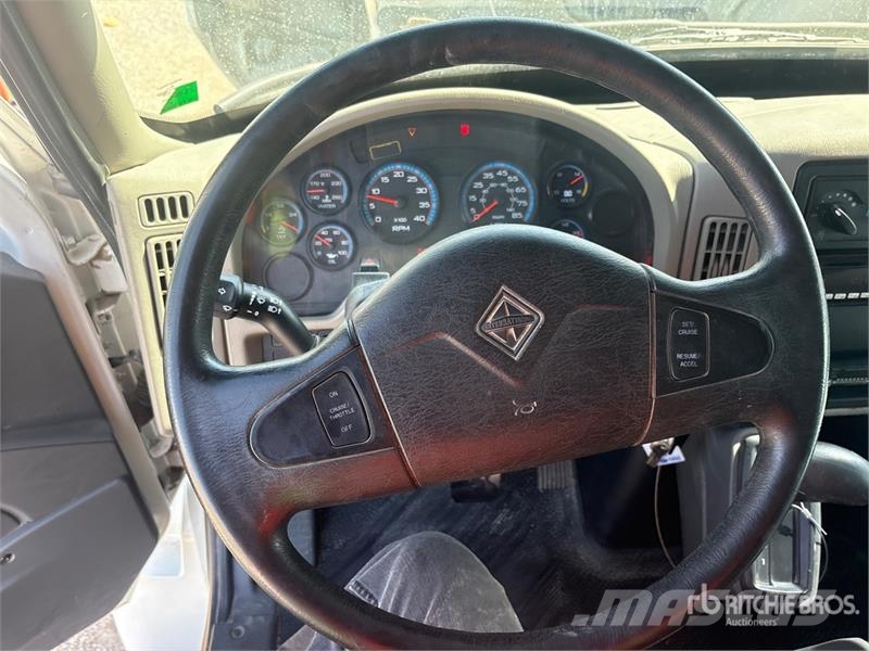 International 4300 شاحنات مزدوجة / خلخلة