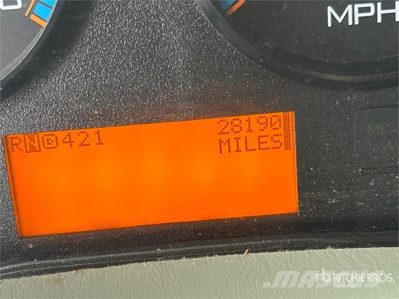 International 4300 Vieglais kravas automobilis/izkraušana no sāniem
