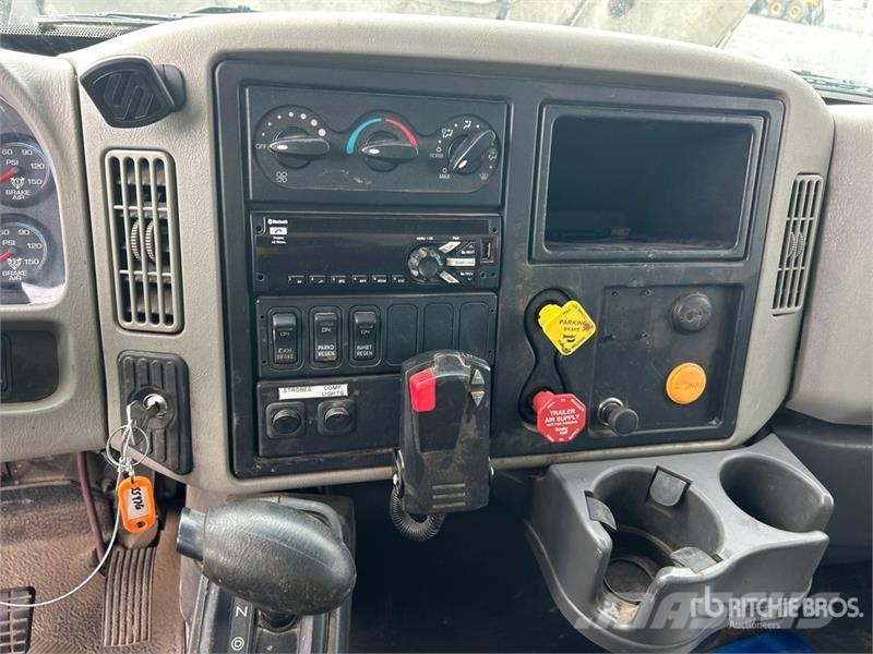 International 4300 Vieglais kravas automobilis/izkraušana no sāniem