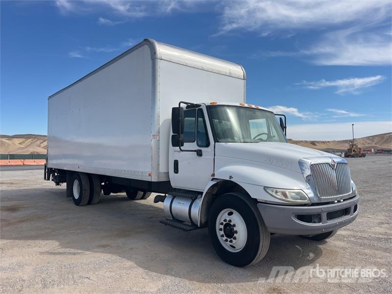 International 4300 Camiones con caja de remolque